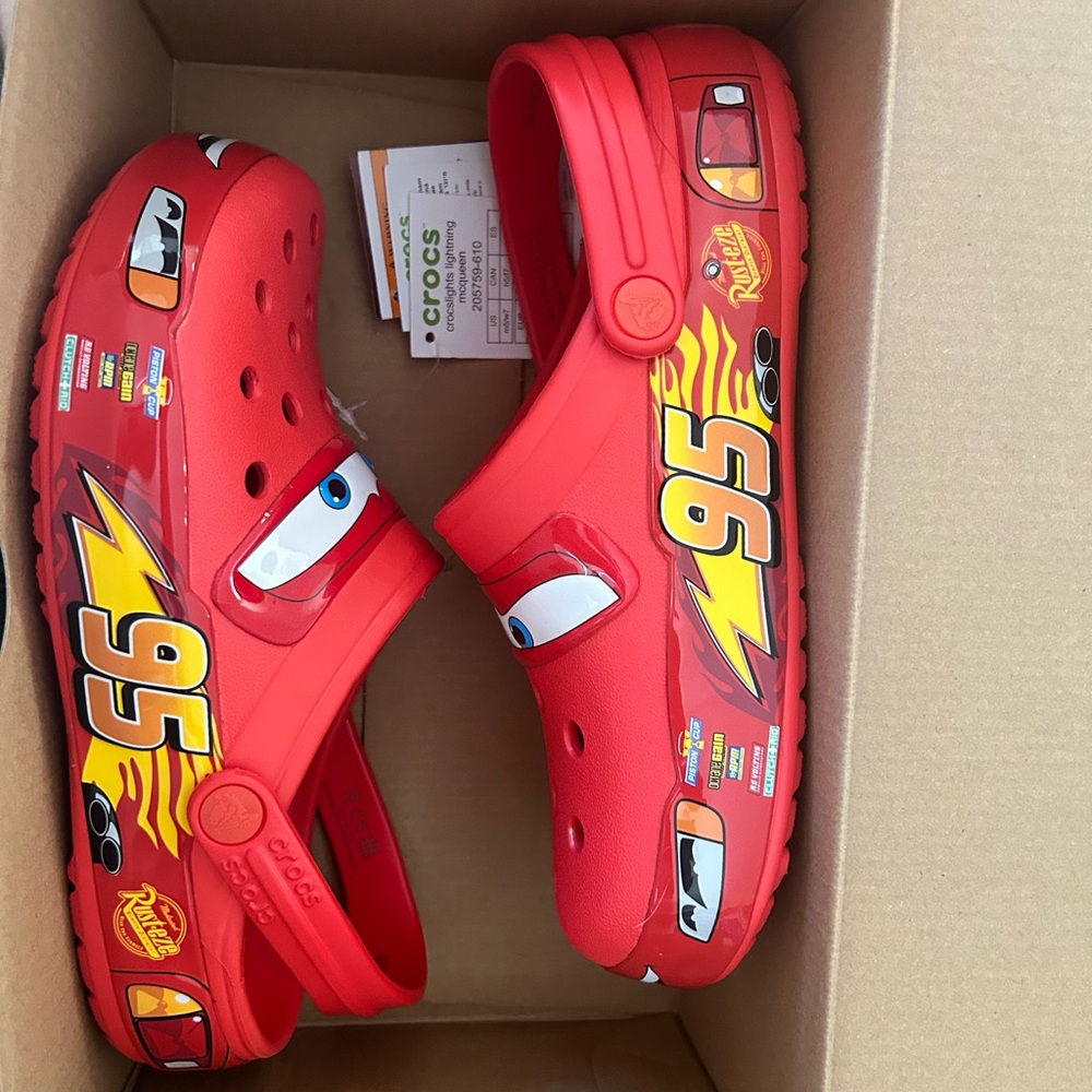 BRAND NEW CARS CROCS SIZE M5 W7